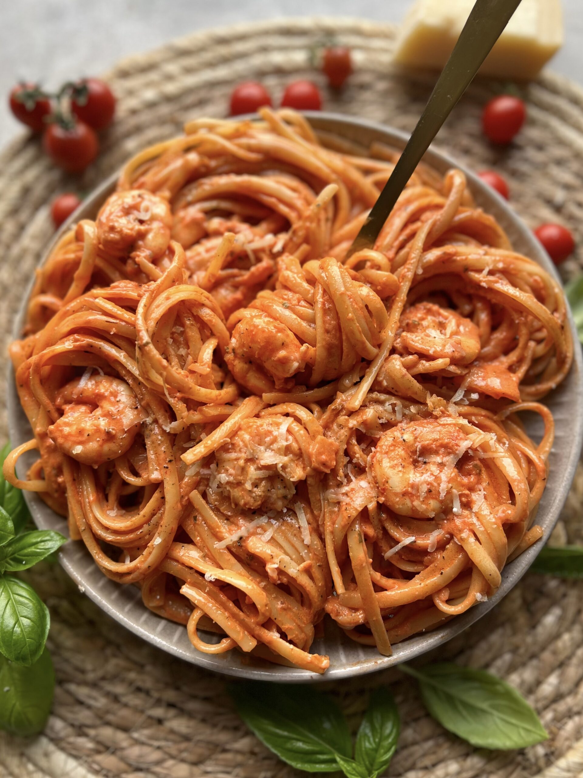 Spaghetti mit Tomaten Sahne Soße und Garnelen